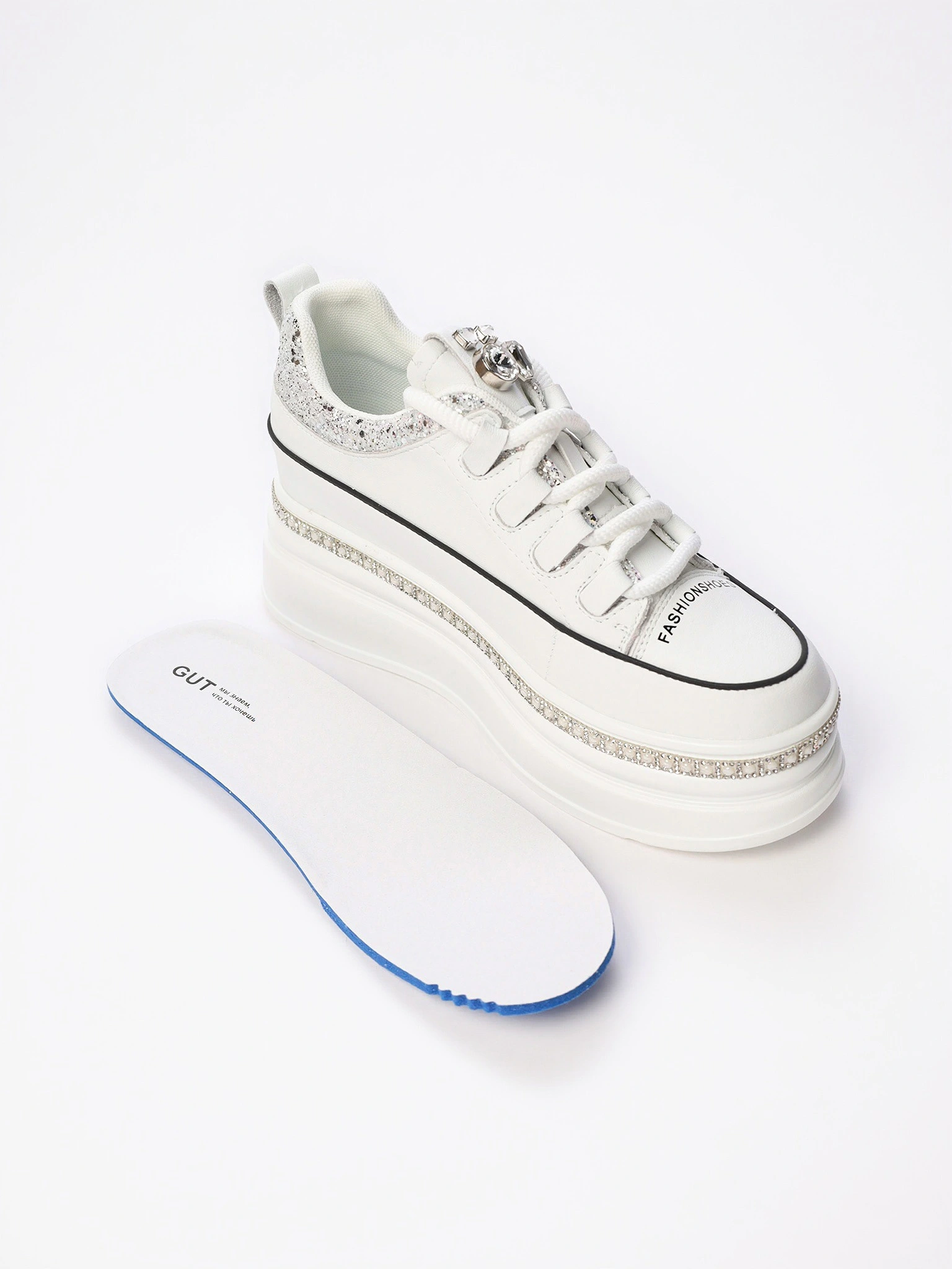 Кеды белого цвета со стразами и блестками на высокой платформе